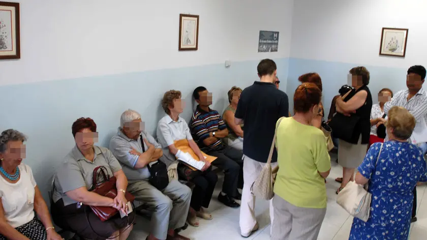 Pazienti nella sala d'attesa di un medico di base