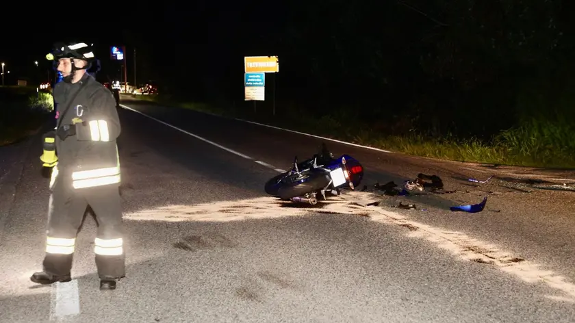 I vigili del fuoco sul luogo dell'incidente intervenuti per mettere in sicurezza i mezzi (Fotofilm)