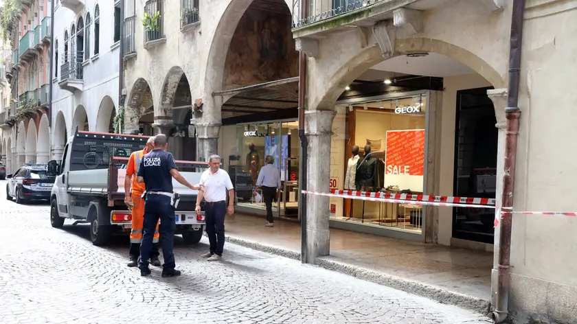 Il luogo in cui il furgone ha danneggiato il terrazzino in Calmaggiore a Treviso