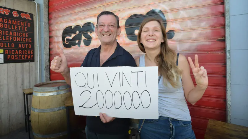 Il proprietario del bar Gas & Co. di Trevignano Fabio Gasparetto festeggia assieme alla figlia Elena