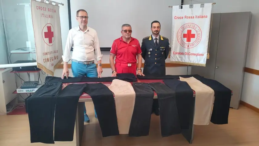 La guardia di finanza di Treviso ha donato 2.500 capi contraffatti sequestrati alla Croce Rossa di Conegliano