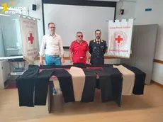 La guardia di finanza di Treviso ha donato 2.500 capi contraffatti sequestrati alla Croce Rossa di Conegliano