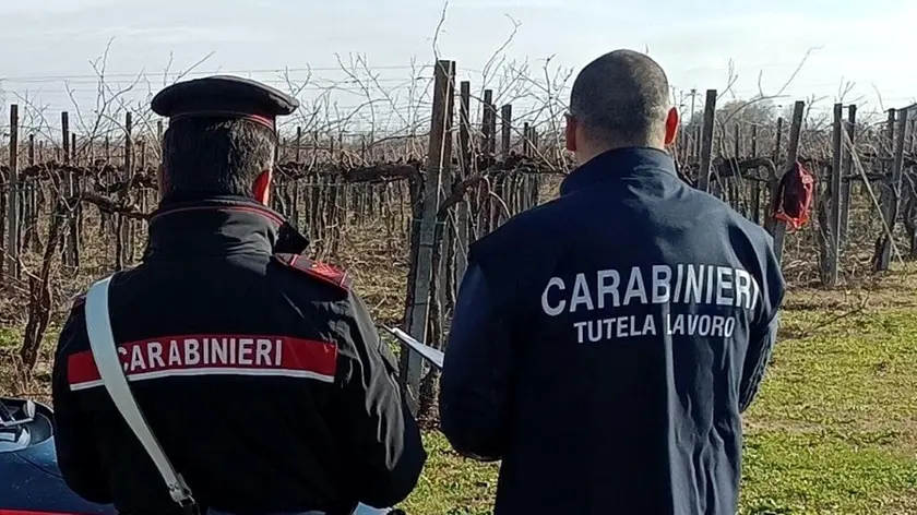 Un controllo dei carabinieri per la tutela del lavoro