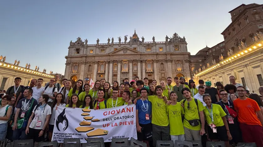 Un gruppo di giovani vittoriesi in piazza San Pietro