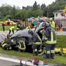 I soccorritori al lavoro attorno all'auto finita fuori strada lungo la Feltrina a Quero