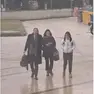 Alice Toniolli, a destra, con la mamma e il legale davanti al tribunale