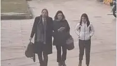 Alice Toniolli, a destra, con la mamma e il legale davanti al tribunale