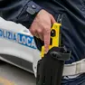 Un agente della polizia locale con il taser: arriverà anche a Castelfranco
