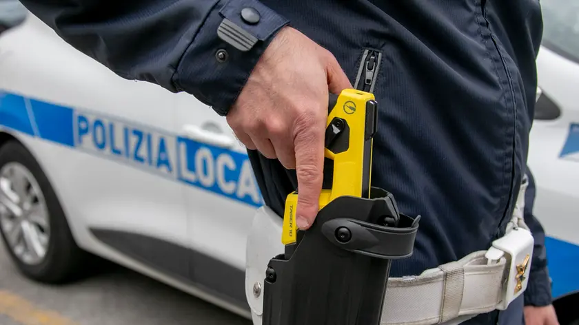 Un agente della polizia locale con il taser: arriverà anche a Castelfranco