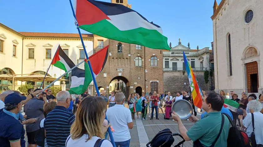 Il flash mob per Gaza di venerdì scorso in piazza Grande ad Oderzo
