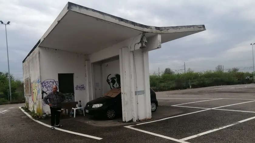 Lotfi Mabrouk accanto all’auto in cui vive con Kalthoum Bahri