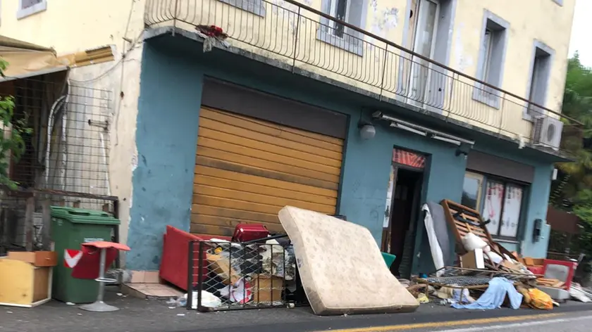 Gli arredi dell’ex Safari Club depositati temporaneamente all’esterno