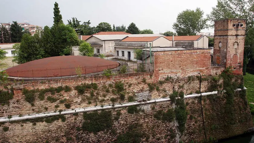 L’area edificata sul Bastione Camuzzi, abbandonata da anni e in attesa di riqualificazione