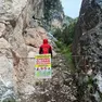 Uno dei cartelli di chiusura della ferrata Berti