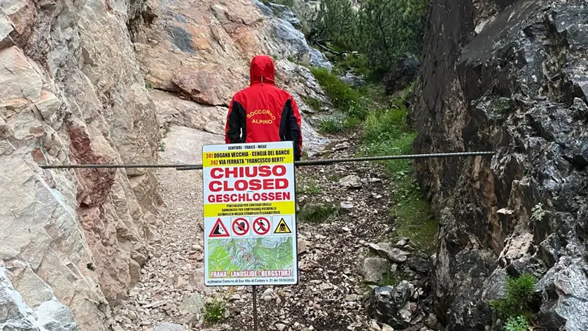 Uno dei cartelli di chiusura della ferrata Berti