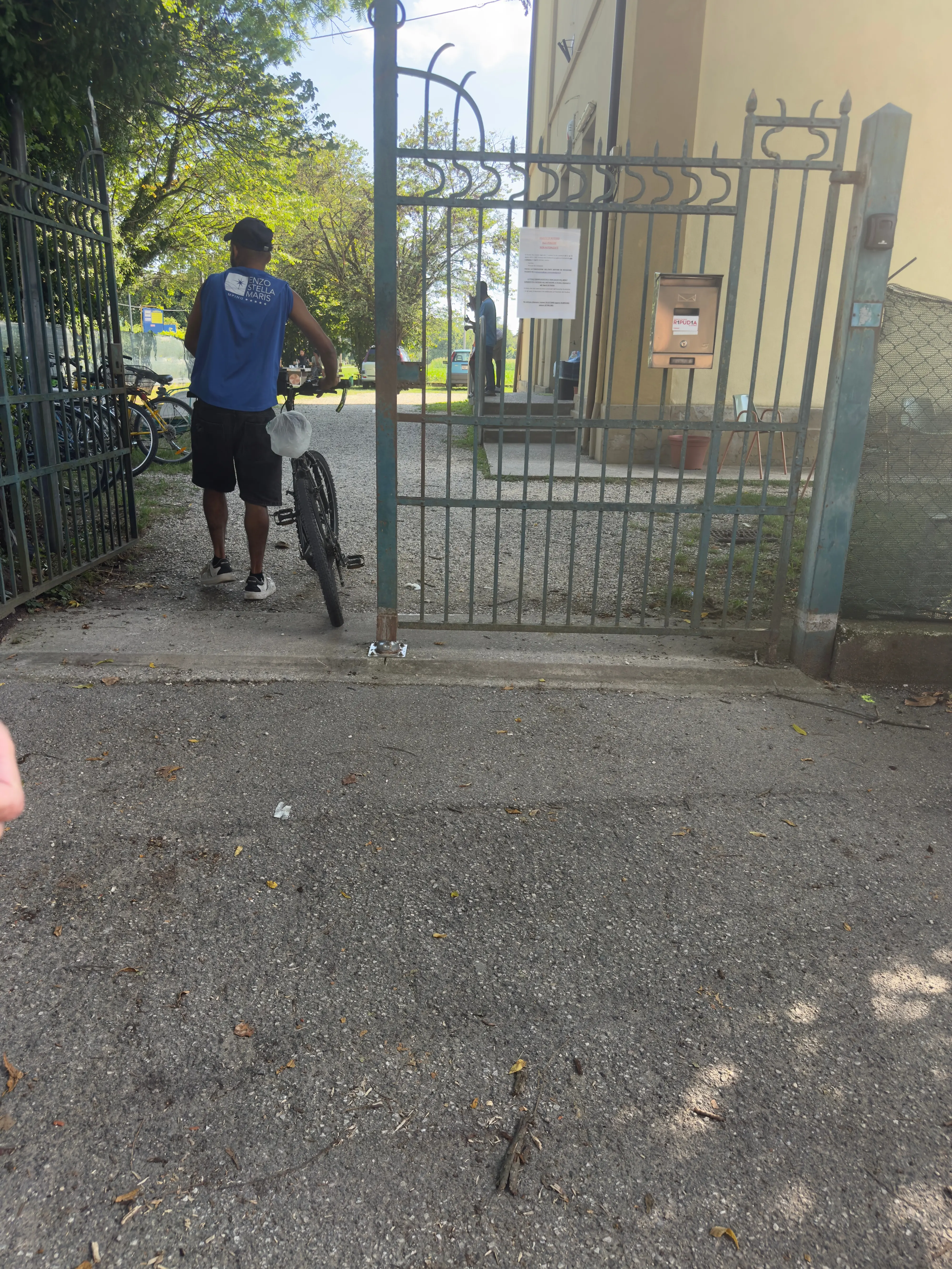 Sul cancello il divieto di accesso e i numeri di riferimento