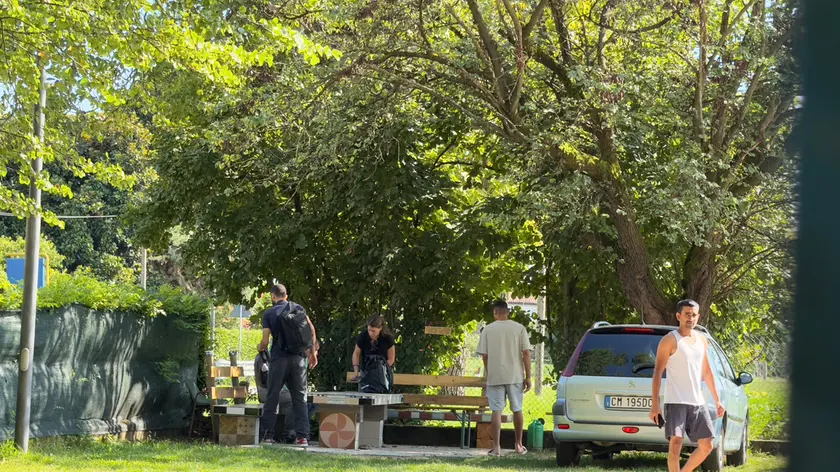 Ospiti e operatori del centro per richiedenti asilo di via Caorliega, a Mirano (ph Pòrcile)