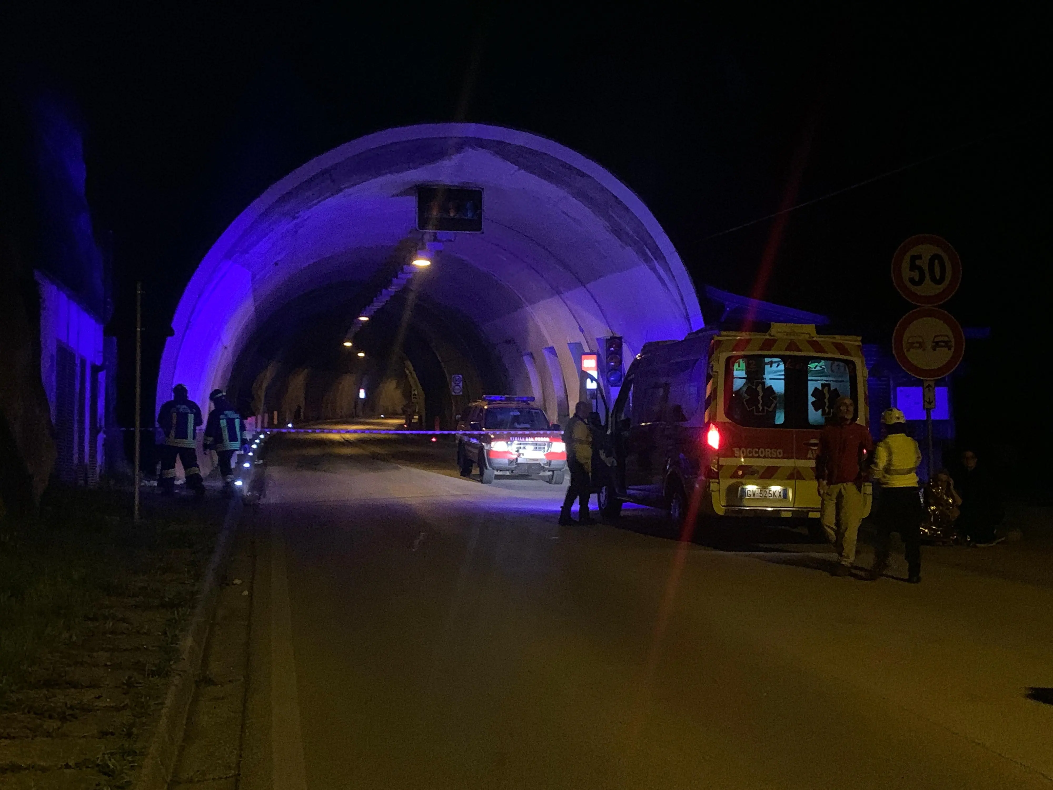 L'imbocco della galleria nella quale è avvenuto l'incidente mortale. Foto Ambrosio/Petrussi