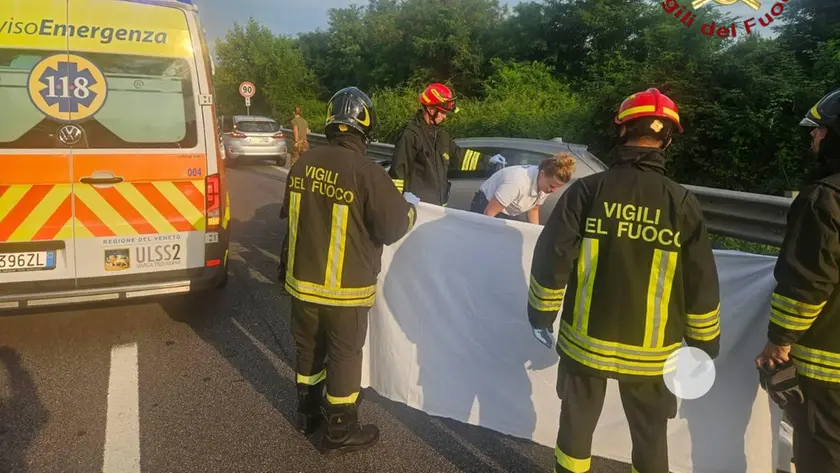 L'uomo estratto dall'auto dai vigili del fuoco è stato soccorso dal Suem