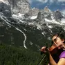 Alice Lorenzetto mentre suona il violino
