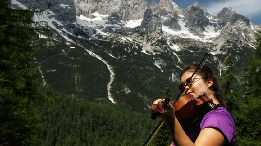 Alice Lorenzetto mentre suona il violino