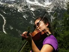 Alice Lorenzetto mentre suona il violino