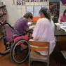 Uno studente disabile con l’insegnante di sostegno.