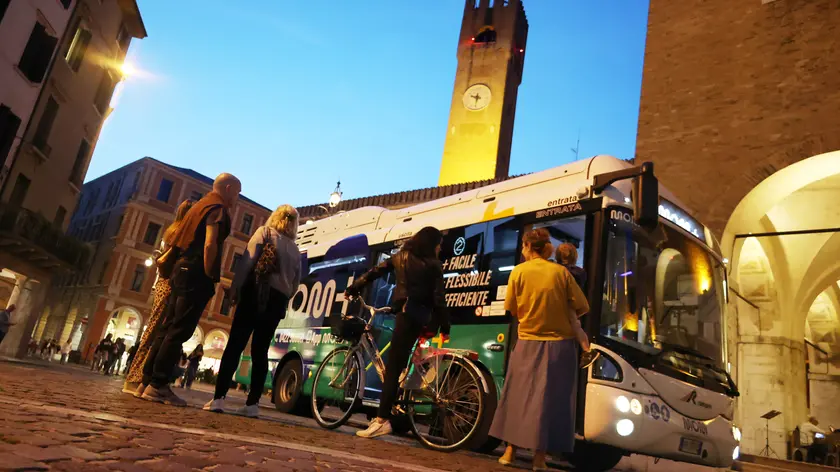 Un autobus di Mom in centro a Treviso