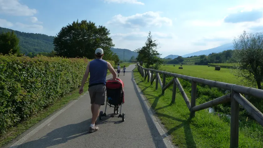 L’autore Daniele Genovese in cammino con i suoi tre figli, uno dei quali sul passeggino