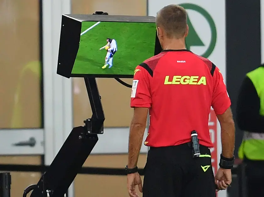 L'arbitro al var © Simone Ferraro