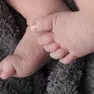 I piedi di un neonato