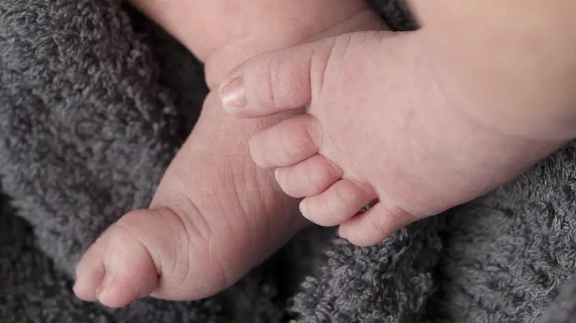 I piedi di un neonato