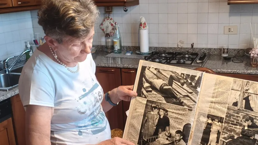 Ivana Piccin con alcuni ricordi di papà Mario
