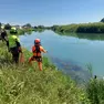 Le operazioni di recupero dell'auto nel Sile (foto Bortoluzzi)
