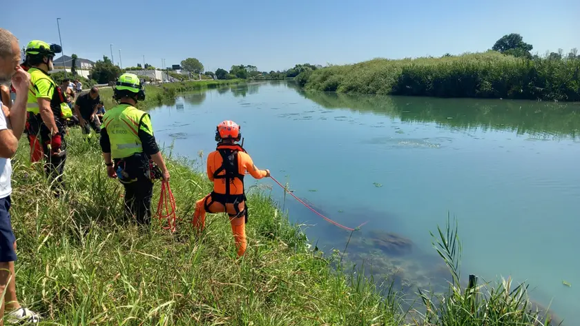 Le operazioni di recupero dell'auto nel Sile (foto Bortoluzzi)
