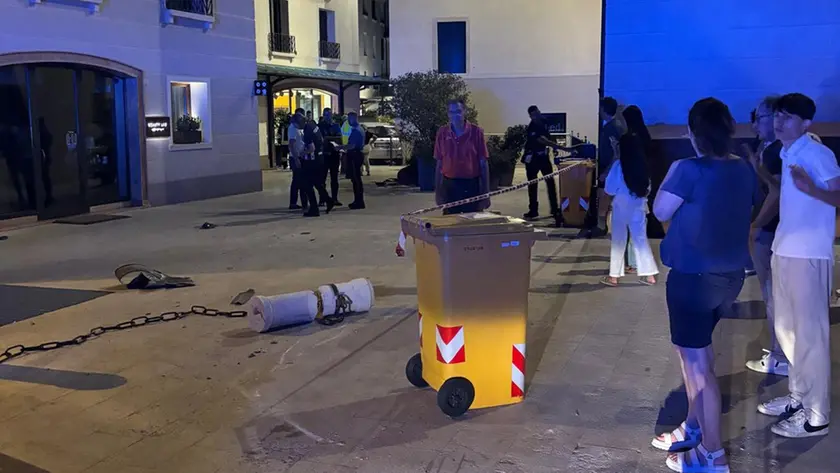 I paracarri sfondati della piazzetta del Quartiere Latino