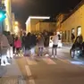 Il capannello dopo l’aggressione di un teppista in via Roma