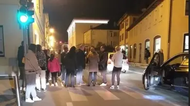 Il capannello dopo l’aggressione di un teppista in via Roma