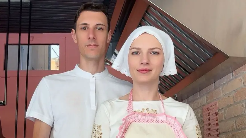 Zerina e il marito Fabio al bancone della bottega di piazza Borsa