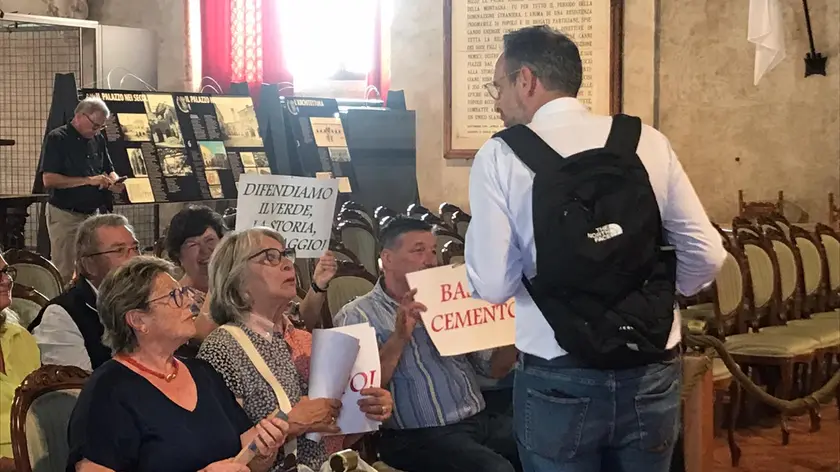 L'incontro tra i residenti e il sindaco