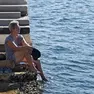 Una donna cerca refrigerio a Trieste (Foto Lasorte)