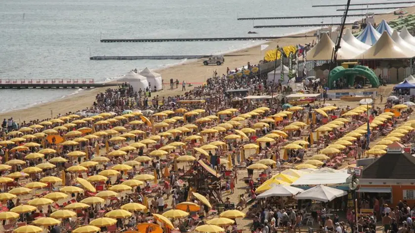 jesolo spiaggia affollata