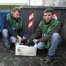 Volontari impegnati nella presa in carico di animali ritrovati dopo l’abbandono