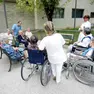Operatori in una casa di riposo