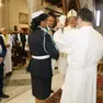 Il momento del dono del cero votivo da parte del sindaco Conte al vescovo Mons.Tomasi (Fotofilm)