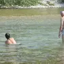 Due persone cercano refrigerio nelle acque del Piave a Vidor (Foto Cavicchi)