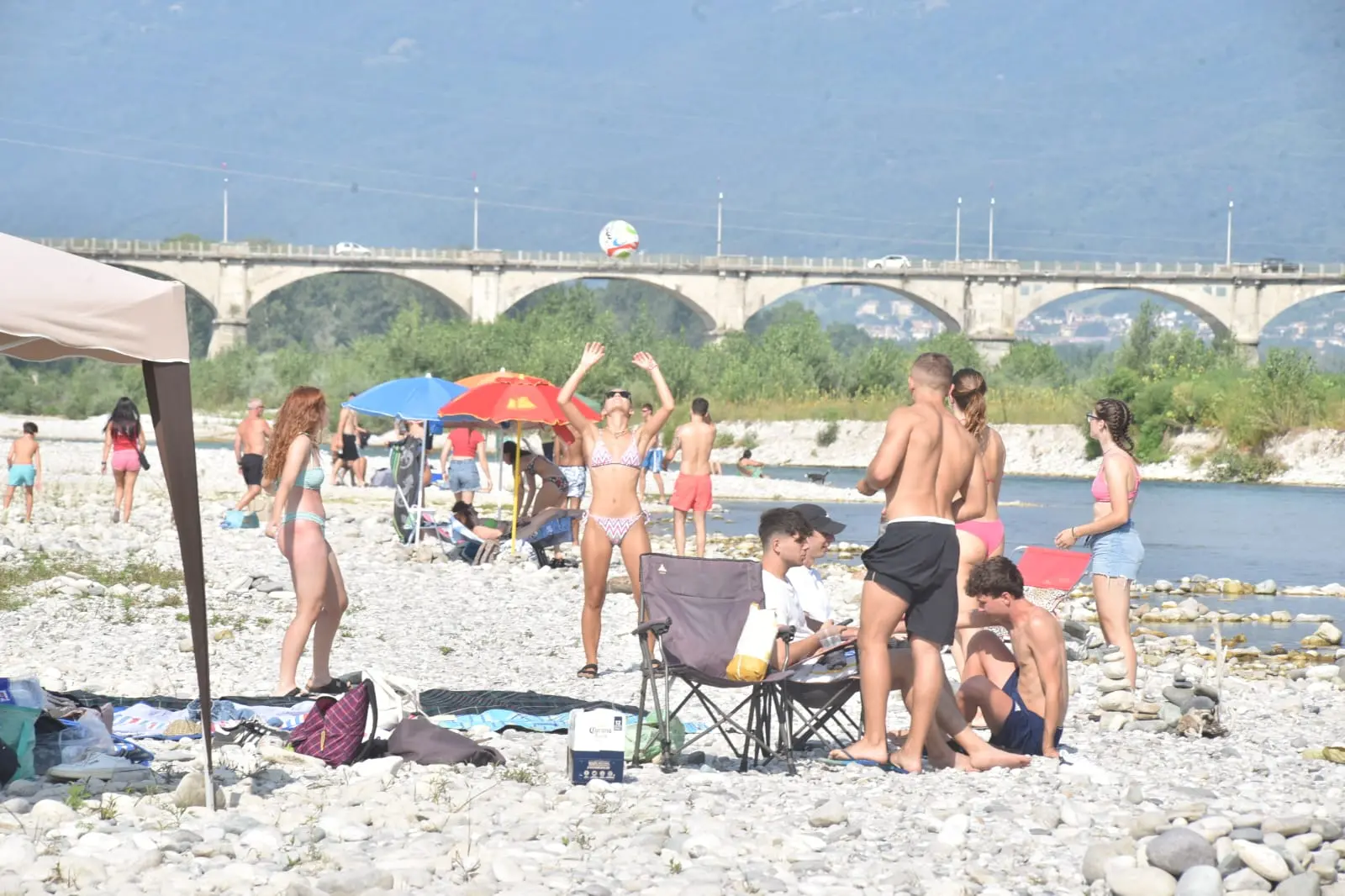 Un gruppo di giovani alla spiaggia Ae Barche a Vidor
