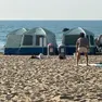 Le tende piantate in spiaggia
