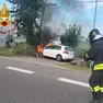 Incidente a Villorba, l'auto prende fuoco dopo lo schianto contro un palo