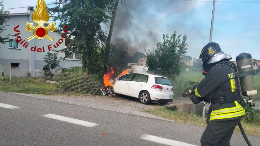 Incidente a Villorba, l'auto prende fuoco dopo lo schianto contro un palo